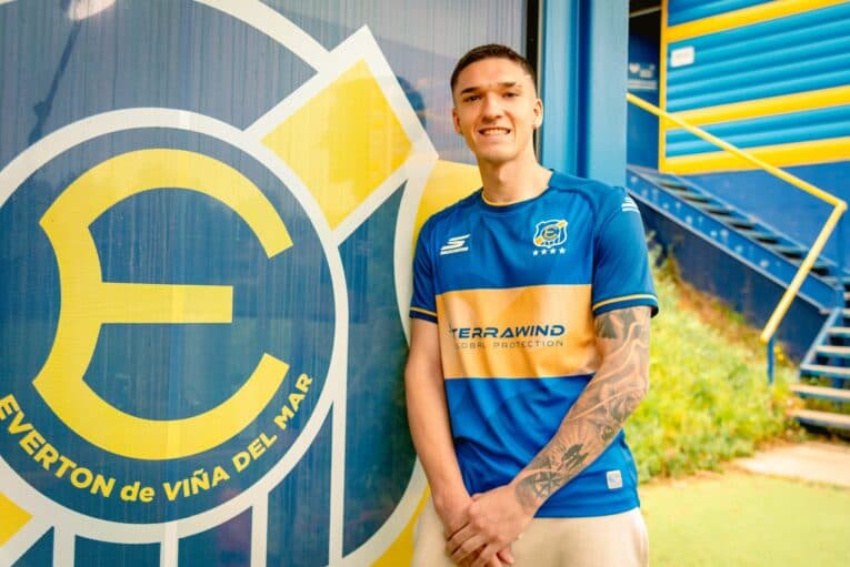 Esteban Kirkman presentado como refuerzo de Everton 2026