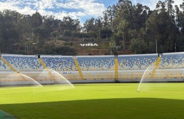 Cancha del Estadio Sausalito preparada para un partido de Everton