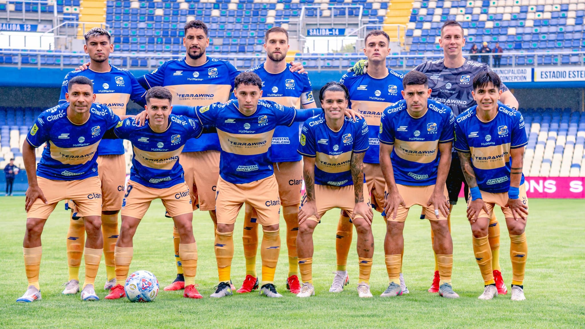 Plantel de Everton de Viña del Mar posa antes de un partido de la temporada 2026